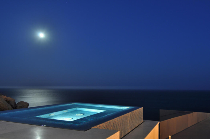 Pool overlooking pacific ocean